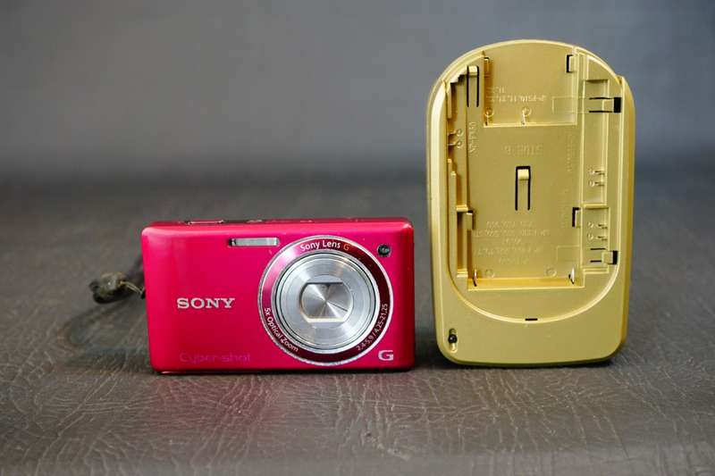 Sony Cyber-Shot DSC-W380 14.1 MP Compact Digital Camera Pink with Zeiss Lens  **Good Condition**