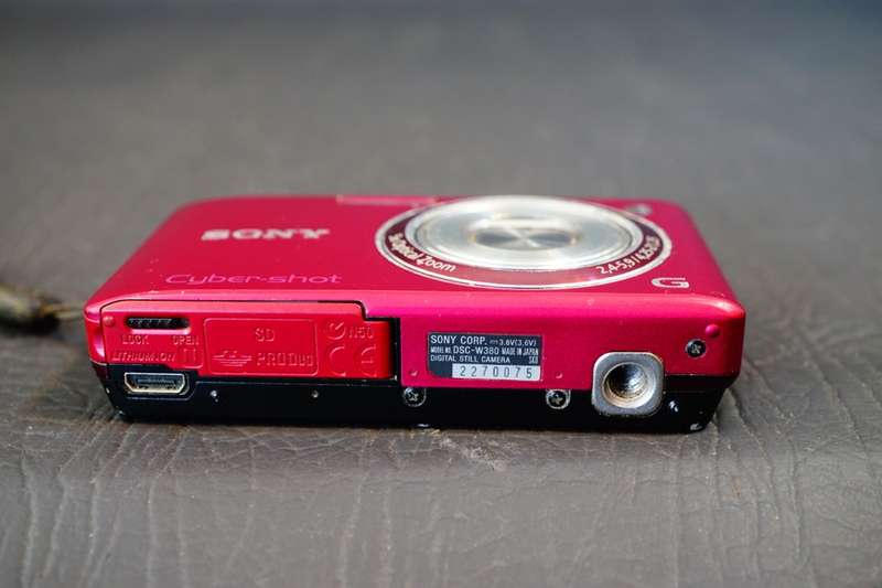 Sony Cyber-Shot DSC-W380 14.1 MP Compact Digital Camera Pink with Zeiss Lens  **Good Condition**