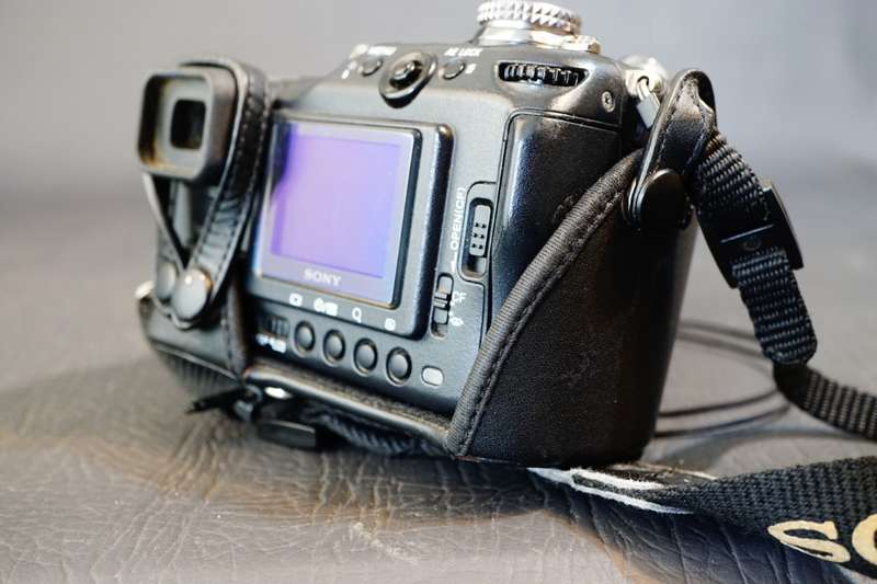 Sony Cyber-Shot DSC-F828 8.0MP Digital Camera in Box **Great Condition**