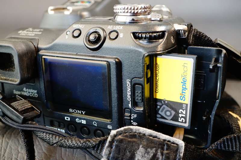 Sony Cyber-Shot DSC-F828 8.0MP Digital Camera in Box **Great Condition**