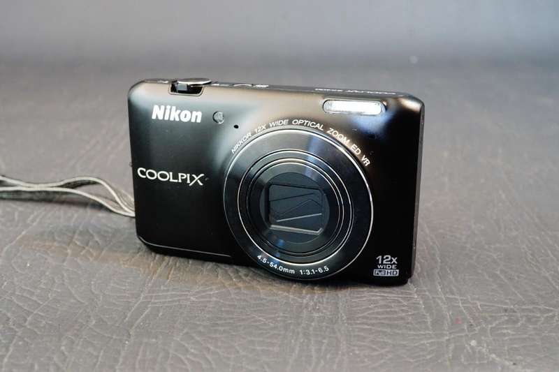 Nikon Coolpix S6400 16MP Digital Camera with Touch Screen  **Excellent Condition**