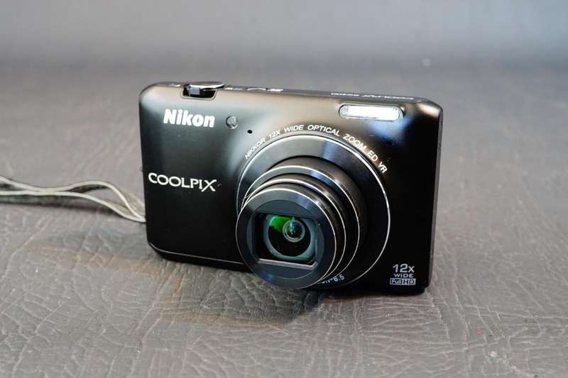Nikon Coolpix S6400 16MP Digital Camera with Touch Screen  **Excellent Condition**