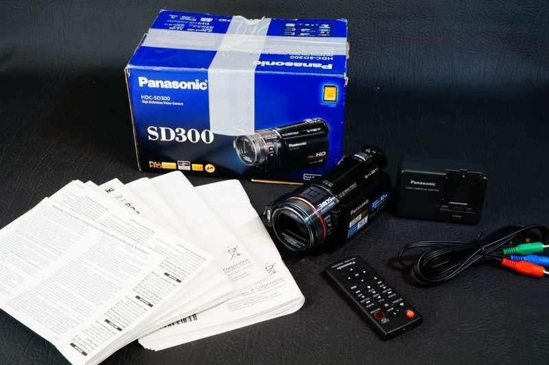 Panasonic HDC-SD300 High Definition AVCHD Full HD. O.I.S. 1080p 10.6 Mp Camcorder **Great Condition*