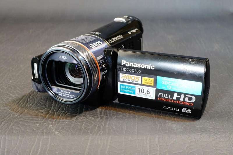 Panasonic HDC-SD300 High Definition AVCHD Full HD. O.I.S. 1080p 10.6 Mp Camcorder **Great Condition*