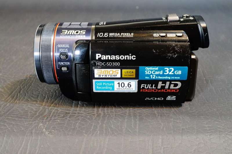 Panasonic HDC-SD300 High Definition AVCHD Full HD. O.I.S. 1080p 10.6 Mp Camcorder **Great Condition*