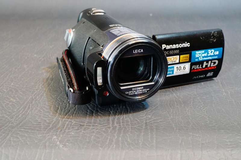 Panasonic HDC-SD300 High Definition AVCHD Full HD. O.I.S. 1080p 10.6 Mp Camcorder **Great Condition*