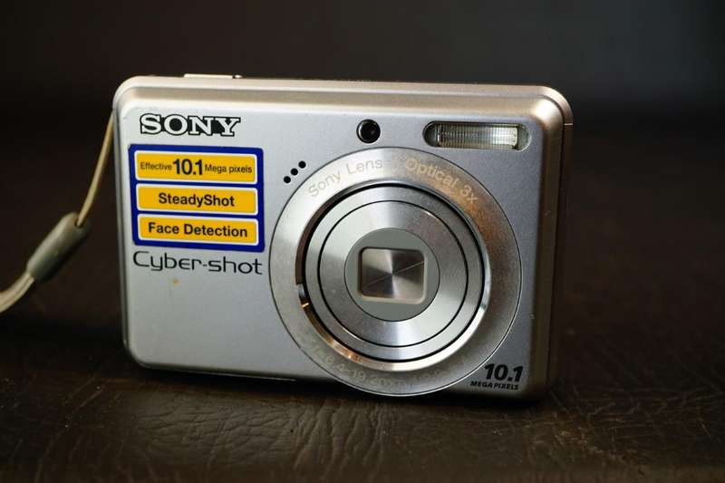 Sony Cyber-Shot DSC-S930 10.1MP Digital Camera & 1GB Sony Card uses AA Batteries **Great Condition**