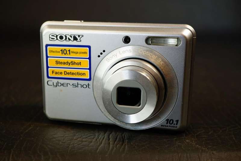 Sony Cyber-Shot DSC-S930 10.1MP Digital Camera & 1GB Sony Card uses AA Batteries **Great Condition**