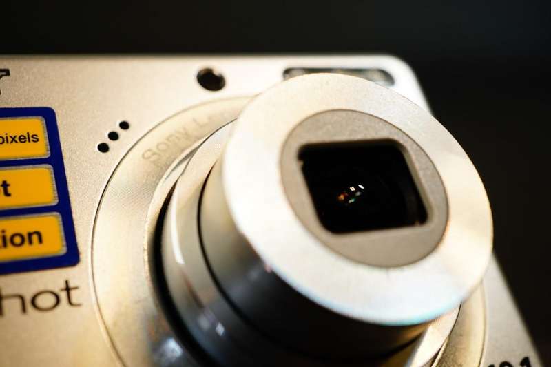 Sony Cyber-Shot DSC-S930 10.1MP Digital Camera & 1GB Sony Card uses AA Batteries **Great Condition**