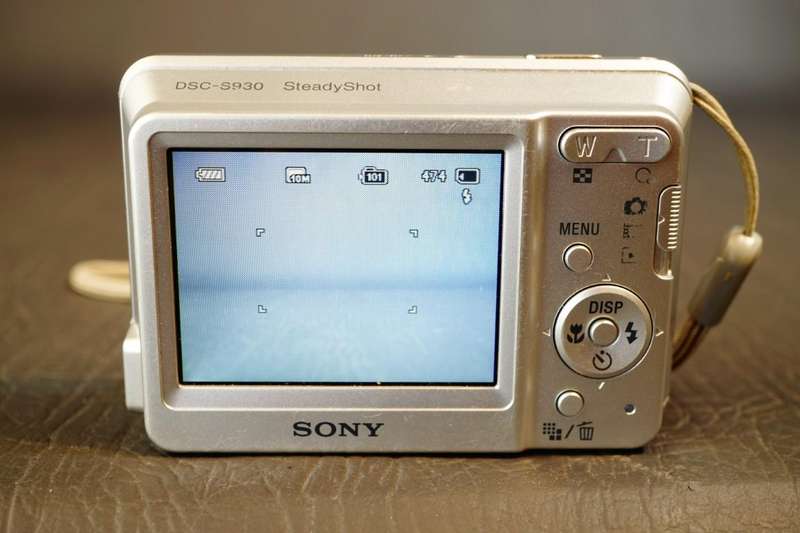 Sony Cyber-Shot DSC-S930 10.1MP Digital Camera & 1GB Sony Card uses AA Batteries **Great Condition**