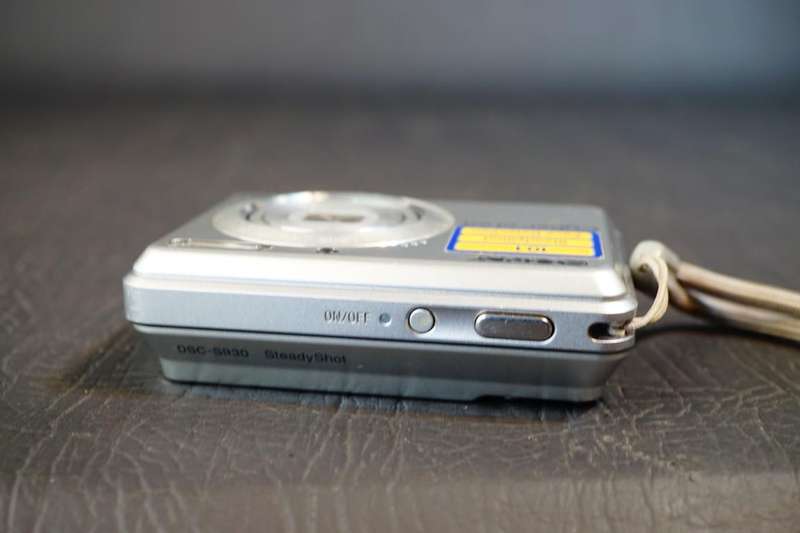 Sony Cyber-Shot DSC-S930 10.1MP Digital Camera & 1GB Sony Card uses AA Batteries **Great Condition**