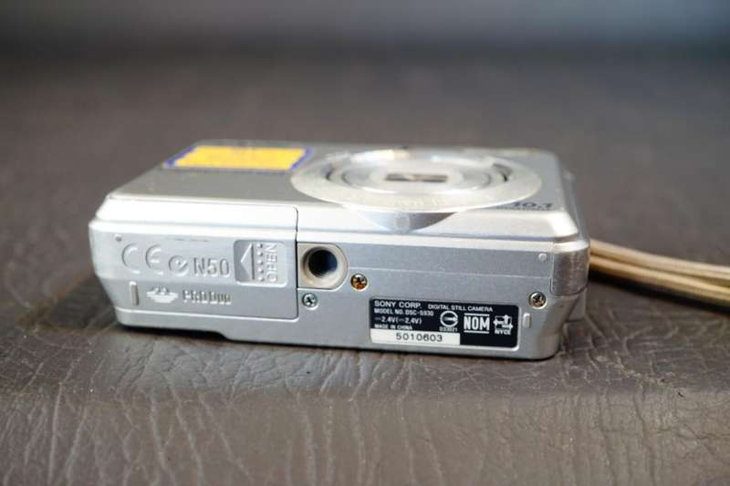 Sony Cyber-Shot DSC-S930 10.1MP Digital Camera & 1GB Sony Card uses AA Batteries **Great Condition**