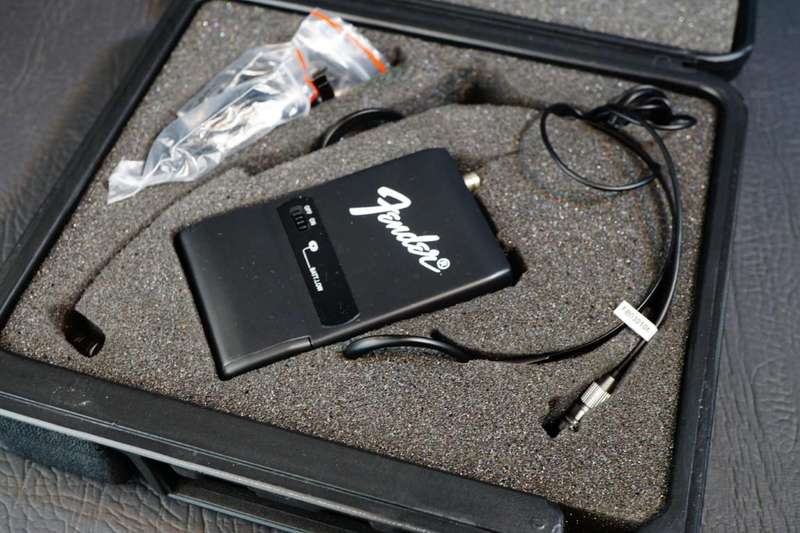Fender WTX-1 Wireless Headset Microphone and Passport Wireless Docking System Receiver **Excellent**