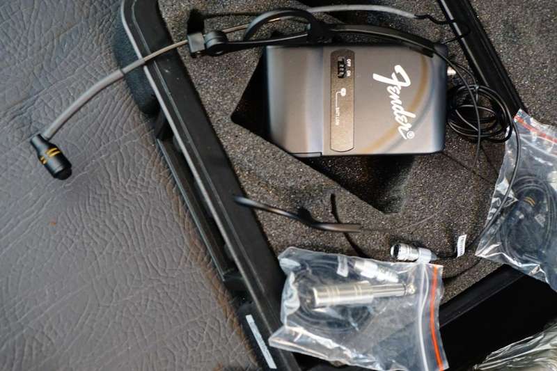Fender WTX-1 Wireless Headset Microphone and Passport Wireless Docking System Receiver **Excellent**