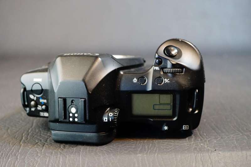 Canon EOS 3 35mm SLR Film Camera Body with Eye Focus Control **Fungus in Viewfinder**