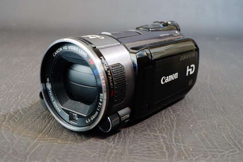 Canon VIXIA HF S100 Flash Memory HD Camcorder Camera with 10x Optical HD Lens **Great Condition*