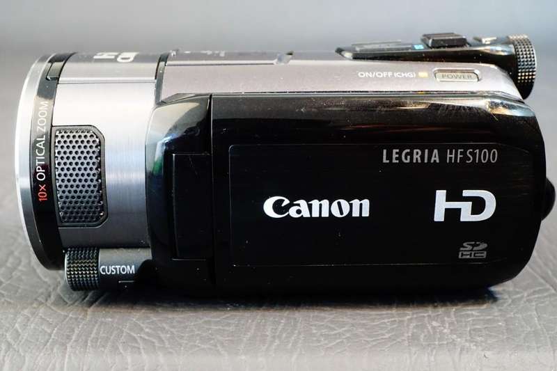Canon VIXIA HF S100 Flash Memory HD Camcorder Camera with 10x Optical HD Lens **Great Condition*