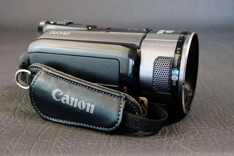 Canon VIXIA HF S100 Flash Memory HD Camcorder Camera with 10x Optical HD Lens **Great Condition*