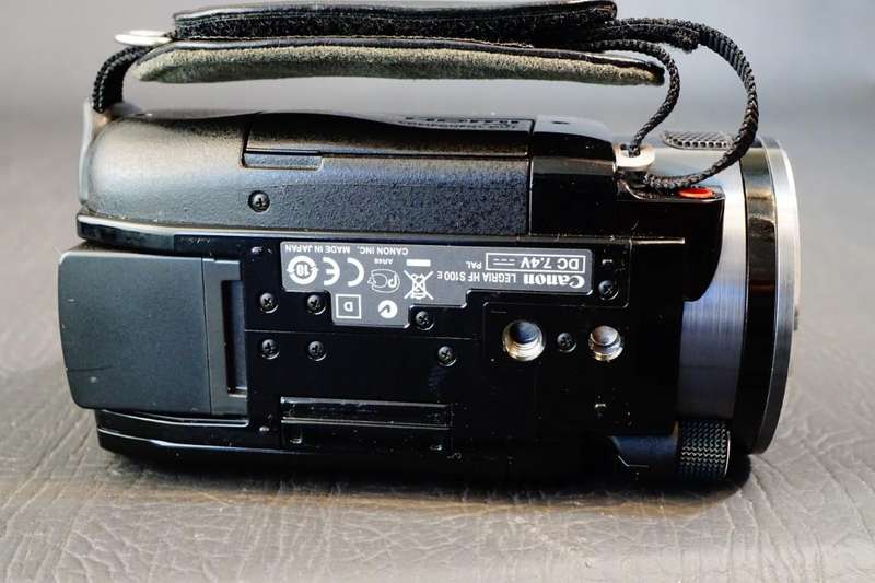 Canon VIXIA HF S100 Flash Memory HD Camcorder Camera with 10x Optical HD Lens **Great Condition*