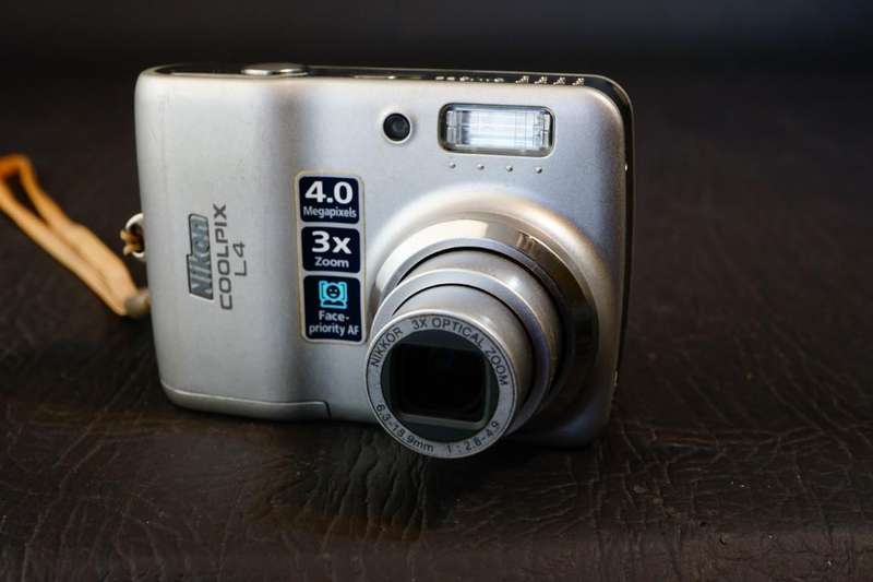 Nikon COOLPIX L4 4.0MP Compact Digital Camera uses AA Batteries **Good Condition**