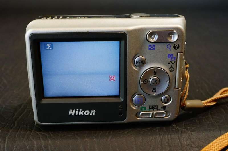 Nikon COOLPIX L4 4.0MP Compact Digital Camera uses AA Batteries **Good Condition**
