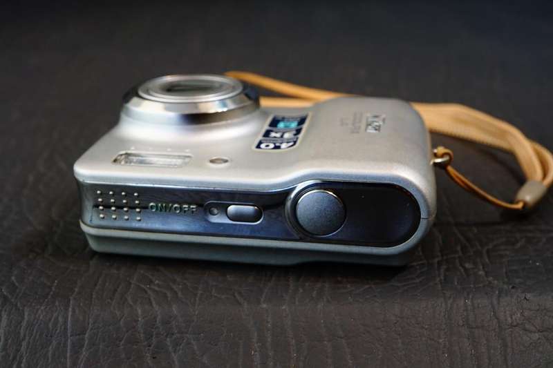 Nikon COOLPIX L4 4.0MP Compact Digital Camera uses AA Batteries **Good Condition**