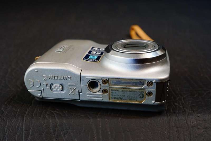 Nikon COOLPIX L4 4.0MP Compact Digital Camera uses AA Batteries **Good Condition**