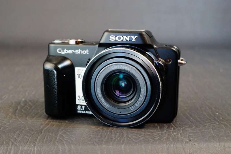 Sony Cyber-Shot DSC-H10 8.1MP Digital Camera with 10x Optical Zoom **Good Condition**