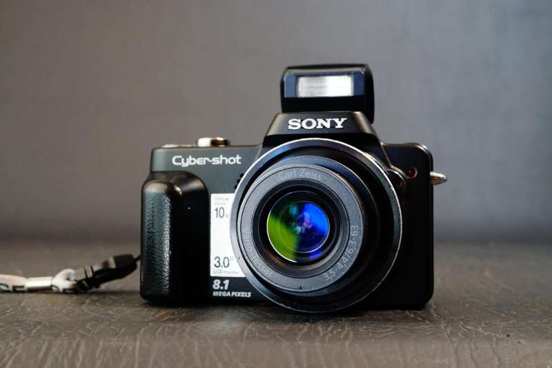 Sony Cyber-Shot DSC-H10 8.1MP Digital Camera with 10x Optical Zoom **Good Condition**