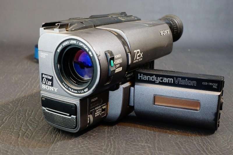 Sony CCD-TRV35E Hi8 Tape Digital Video Camera HANDYCAM Camcorder with Nightshot  **Good Condition**