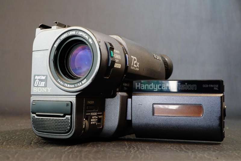 Sony CCD-TRV35E Hi8 Tape Digital Video Camera HANDYCAM Camcorder with Nightshot  **Good Condition**