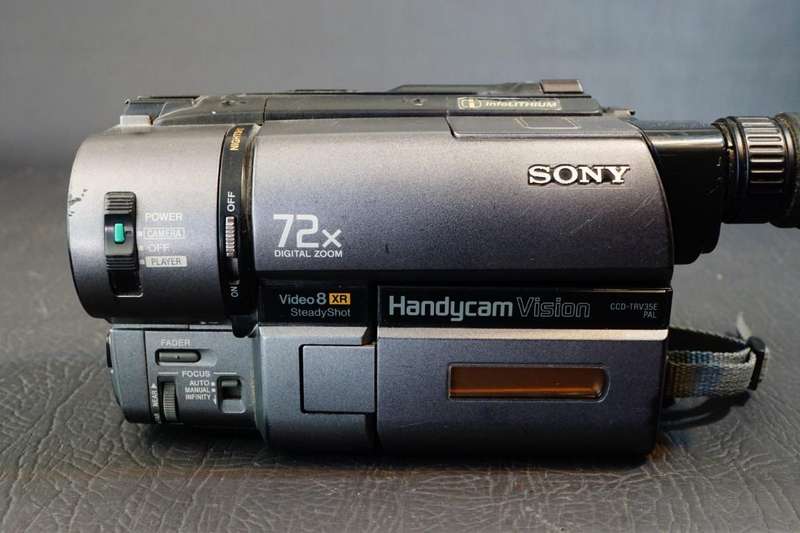 Sony CCD-TRV35E Hi8 Tape Digital Video Camera HANDYCAM Camcorder with Nightshot  **Good Condition**