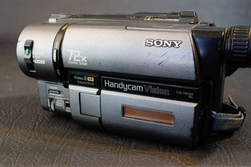Sony CCD-TRV35E Hi8 Tape Digital Video Camera HANDYCAM Camcorder with Nightshot  **Good Condition**