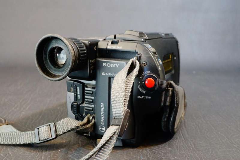 Sony CCD-TRV35E Hi8 Tape Digital Video Camera HANDYCAM Camcorder with Nightshot  **Good Condition**