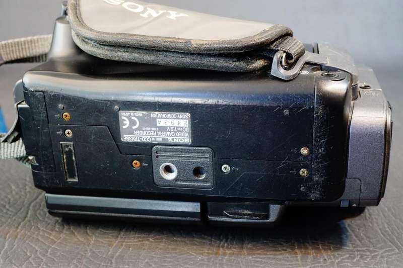 Sony CCD-TRV35E Hi8 Tape Digital Video Camera HANDYCAM Camcorder with Nightshot  **Good Condition**