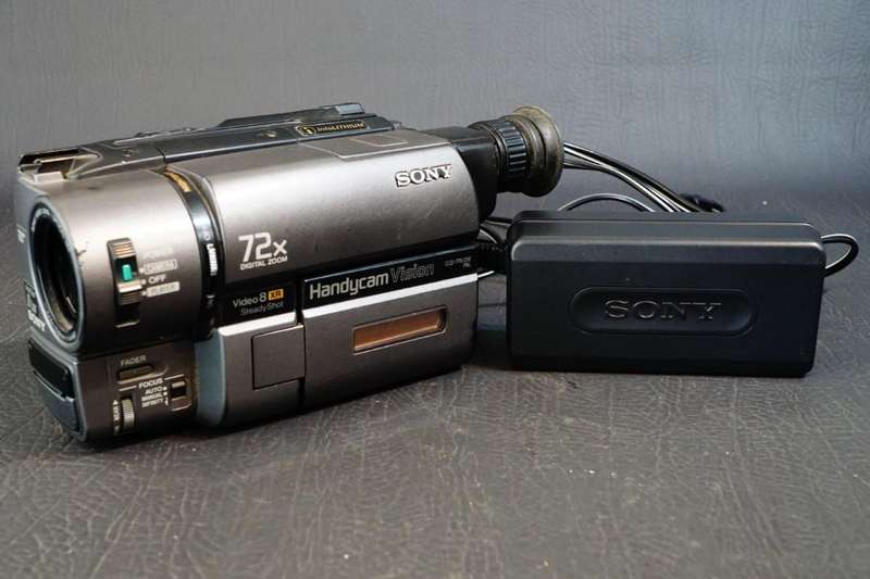 Sony CCD-TRV35E Hi8 Tape Digital Video Camera HANDYCAM Camcorder with Nightshot  **Good Condition**