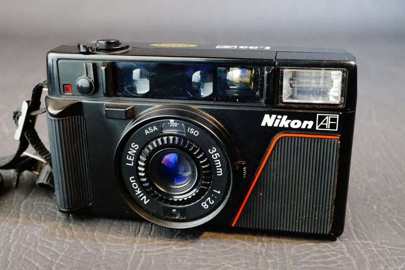 Nikon L35AF Pikaichi ISO1000 35mm Film Point & Shoot Camera with 35mm F2.8 Lens **Good Condition**