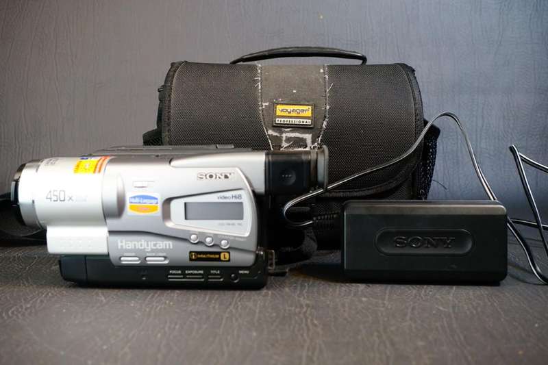 Sony CCD-TR618E Hi8 Tape Digital Video Camera HANDYCAM Camcorder with NightShot  **Great Condition**