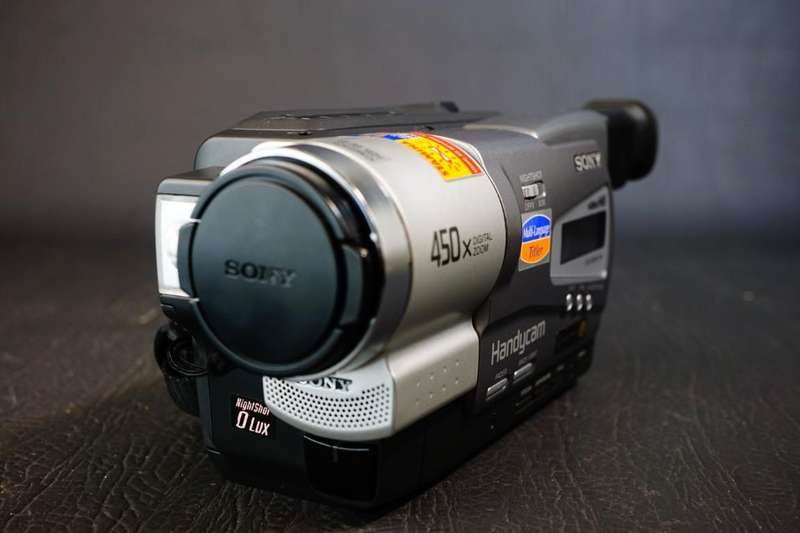 Sony CCD-TR618E Hi8 Tape Digital Video Camera HANDYCAM Camcorder with NightShot  **Great Condition**
