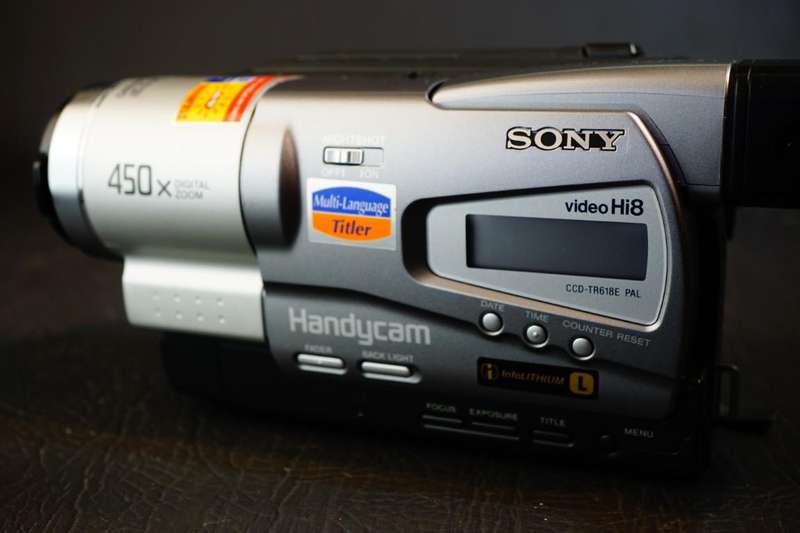 Sony CCD-TR618E Hi8 Tape Digital Video Camera HANDYCAM Camcorder with NightShot  **Great Condition**