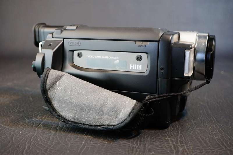 Sony CCD-TR618E Hi8 Tape Digital Video Camera HANDYCAM Camcorder with NightShot  **Great Condition**