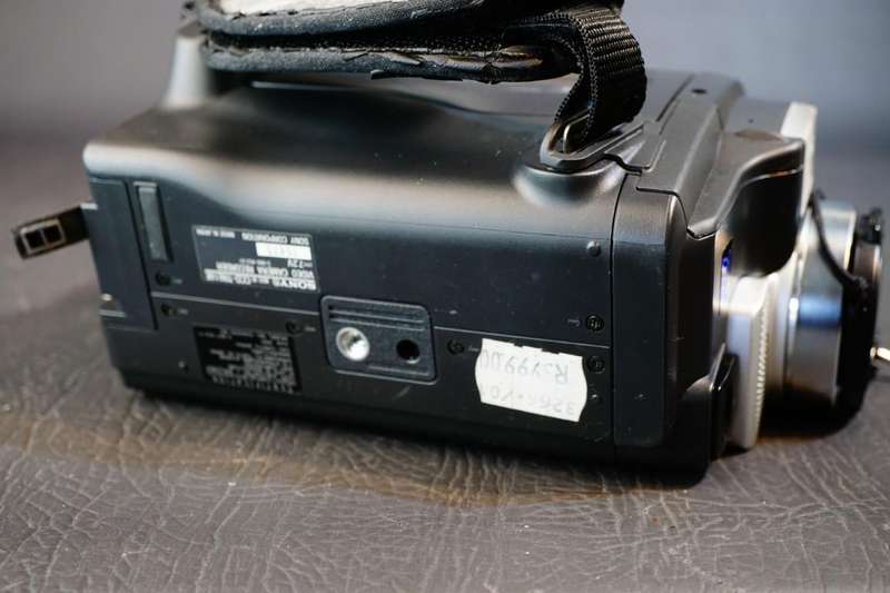 Sony CCD-TR618E Hi8 Tape Digital Video Camera HANDYCAM Camcorder with NightShot  **Great Condition**