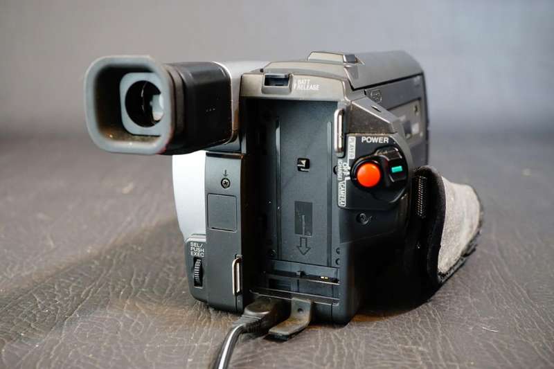 Sony CCD-TR618E Hi8 Tape Digital Video Camera HANDYCAM Camcorder with NightShot  **Great Condition**