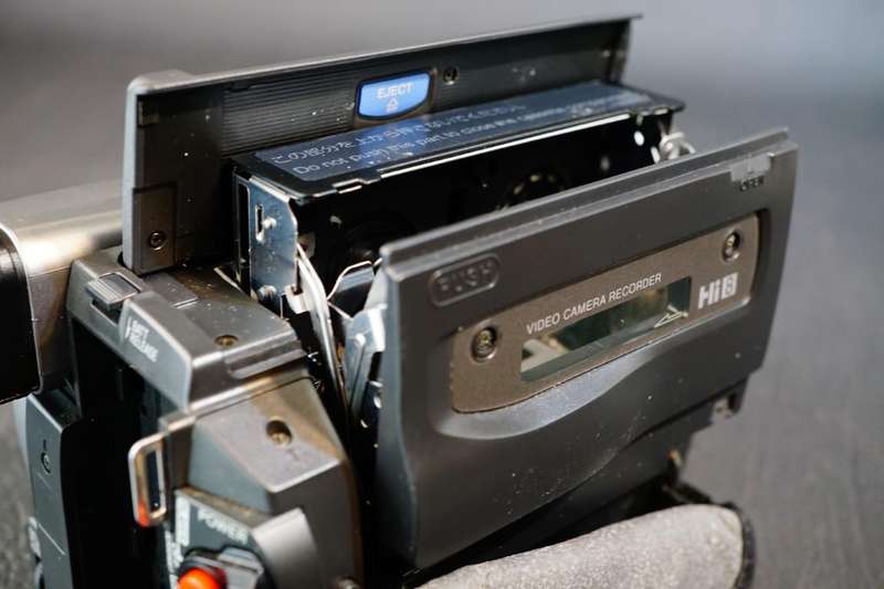 Sony CCD-TR618E Hi8 Tape Digital Video Camera HANDYCAM Camcorder with NightShot  **Great Condition**