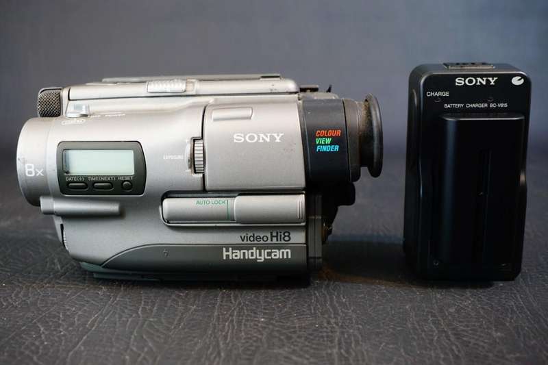 Sony CCD-TR1E CCDTR1E Hi8 Tape Digital Video Camera HANDYCAM Camcorder **Great Condition**