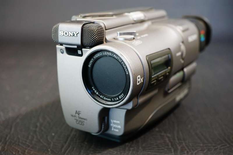 Sony CCD-TR1E CCDTR1E Hi8 Tape Digital Video Camera HANDYCAM Camcorder **Great Condition**