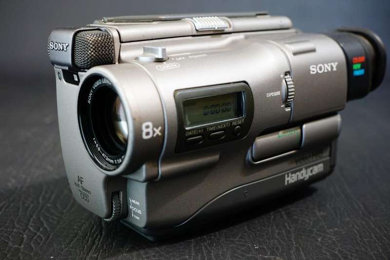 Sony CCD-TR1E CCDTR1E Hi8 Tape Digital Video Camera HANDYCAM Camcorder **Great Condition**