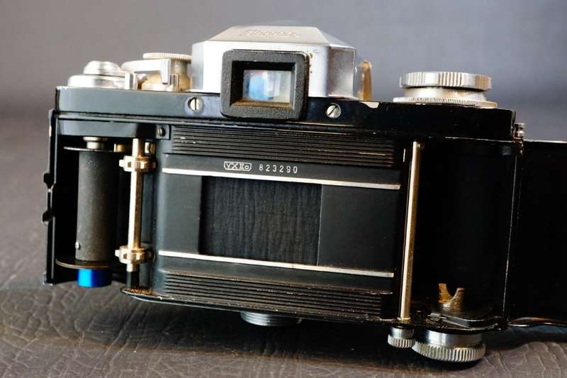 Ihagee Exakta Varex VX IIA 35mm SLR Camera with Zeiss Tessar 50mm F2.8 Lens  **Good Condition**