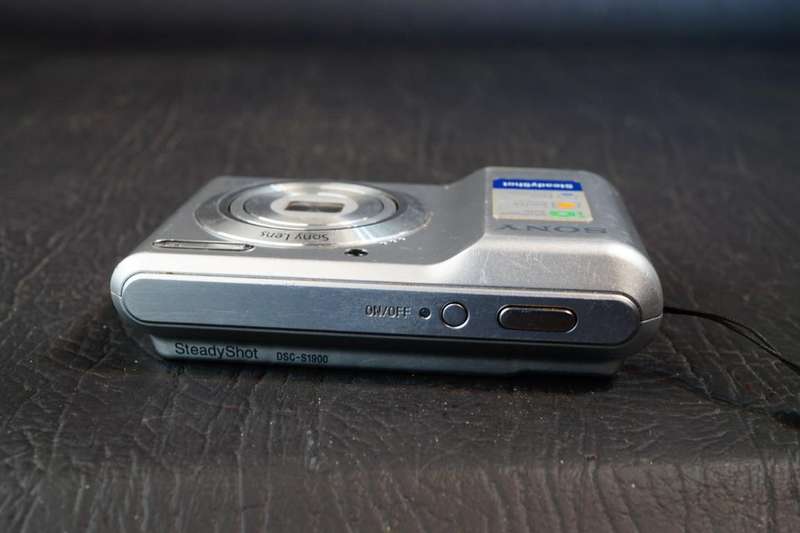 Sony Cyber-shot DSC-S1900 10.1MP Compact Digital Camera uses AA Batteries **Good Condition**