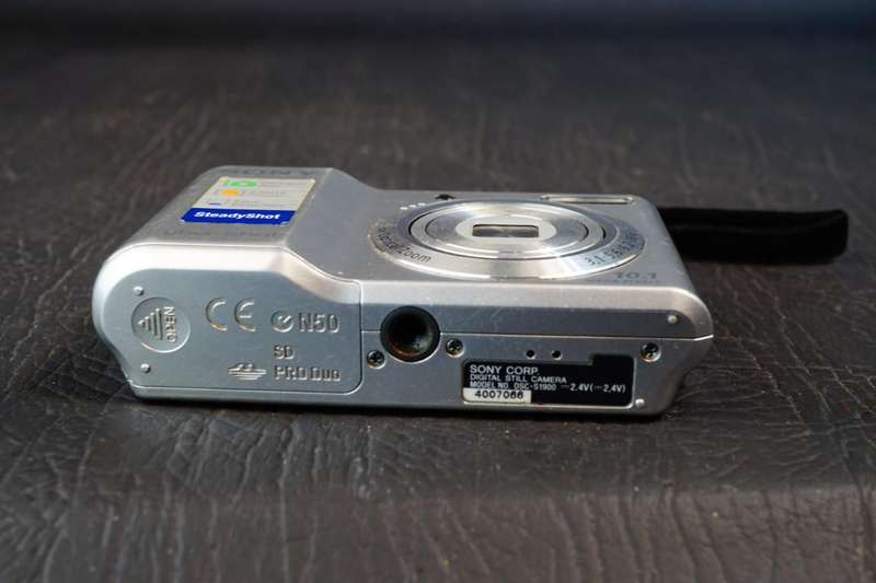Sony Cyber-shot DSC-S1900 10.1MP Compact Digital Camera uses AA Batteries **Good Condition**